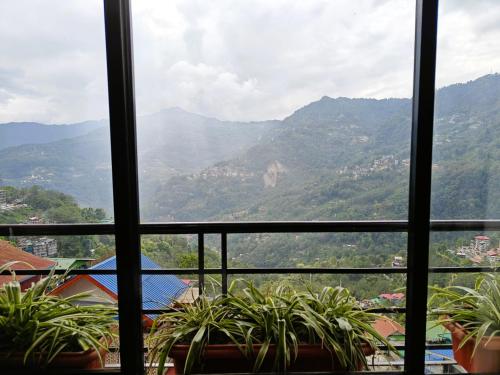Pemandangan gunung umum atau pemandangan gunung yang diambil dari hotel