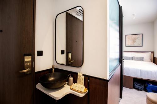 Un baño de Coliwoo Hotel Kampong Glam - CoLiving