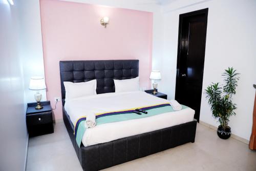 Katil atau katil-katil dalam bilik di Divine India Service Apartment 3Bhk,J-171 Saket