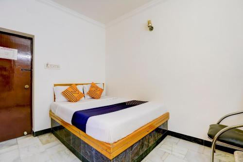 a bedroom with a bed in a room at SPOT ON JAYAM RESIDENCY in Chennai