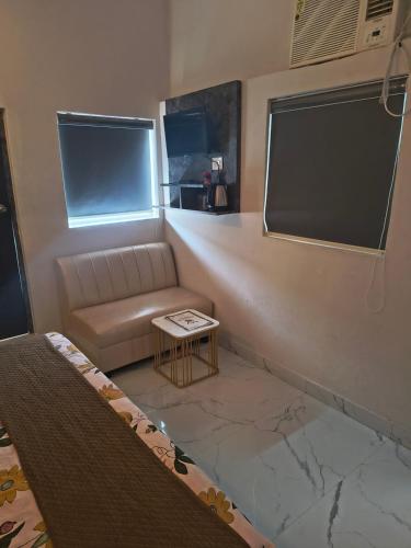 Televisyen dan/atau pusat hiburan di Nirvana inn , near ram mandir