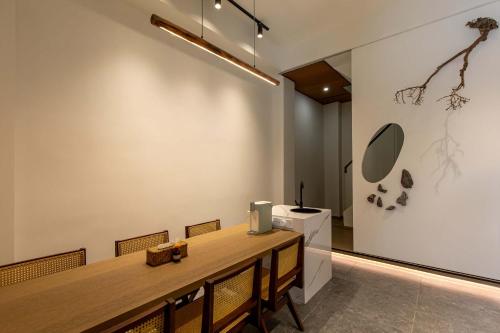 a dining room with a table and some chairs at 汕头寂居 Shantou Ancient City Design Hotel in Shantou