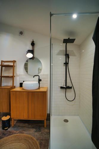 une salle de bain avec un lavabo et une douche dans l'établissement O Cabanon Maison COSY à moins de 300m de la Plage, à Sainte-Marie-la-Mer