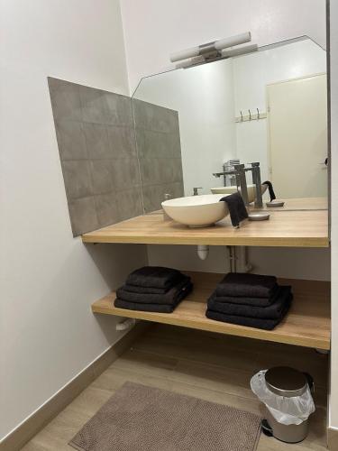 une salle de bain avec un lavabo et un miroir dans l'établissement Duplex hyper centre Saint-Vit!, à Saint-Vit