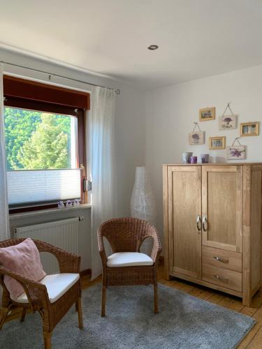 a living room with two chairs and a window at Am Kräutergarten in Müden