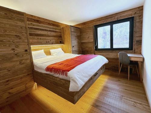 ヴェルビエにあるVerbier Le Rouge superb 3-room apartment near slopes & ski-liftのベッドと机と窓のある寝室
