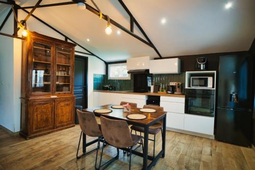 une cuisine avec une table et des chaises dans une pièce dans l'établissement O Cabanon Maison COSY à moins de 300m de la Plage, à Sainte-Marie-la-Mer