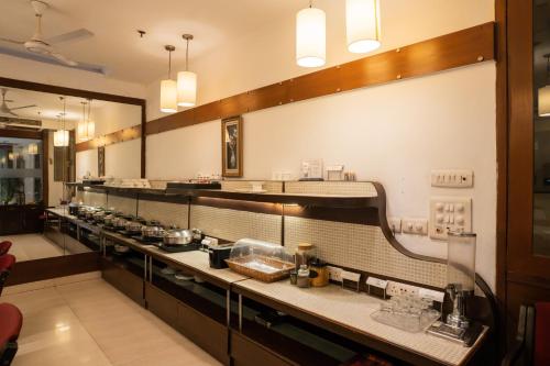 Una cocina o cocineta en Ahuja Residency Cyber City II