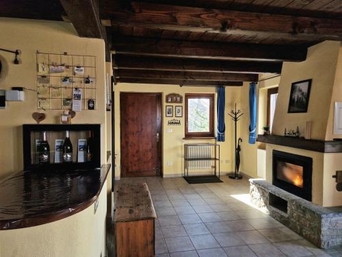 un soggiorno con camino e porta in legno di Chalet Grande Cerise - vicino ad Aosta e Pila a Gressan
