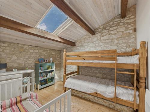 Ένα ή περισσότερα κρεβάτια σε δωμάτιο στο Maison authentique en pierre pour 7 avec jardin