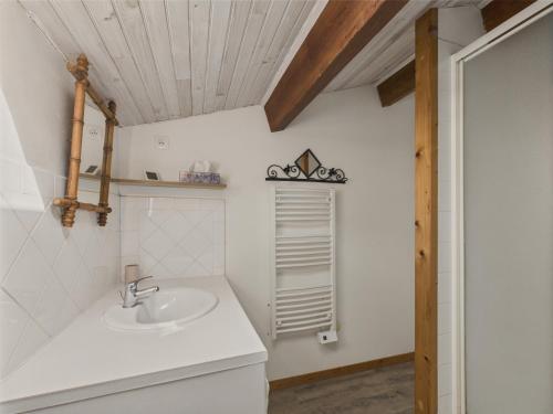 Ένα μπάνιο στο Maison authentique en pierre pour 7 avec jardin