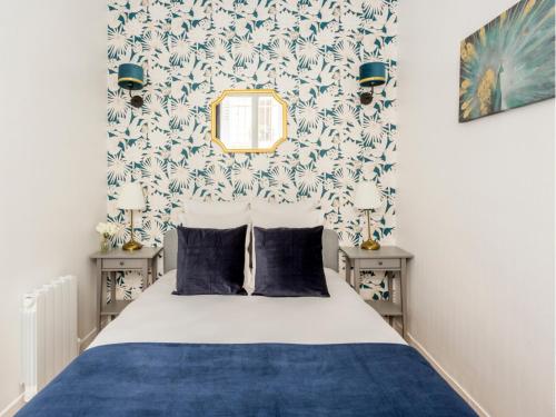 - une chambre dotée d'un lit avec du papier peint bleu et blanc dans l'établissement Merveil - Family Suite - Opera - Cardinal Mercier, à Paris
