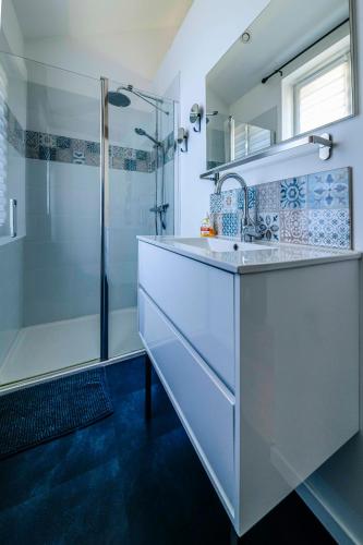 une salle de bain blanche avec un lavabo et une douche dans l'établissement Tendance et Charmant F2, au Havre