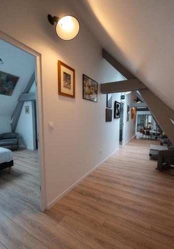 - un couloir dans une maison mansardée dans l'établissement Les Insolites, à Roye-sur-Matz