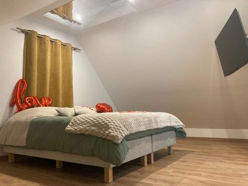 une chambre avec un lit avec une couette verte dans l'établissement Hébergement-spa-Roeux, à Roeux