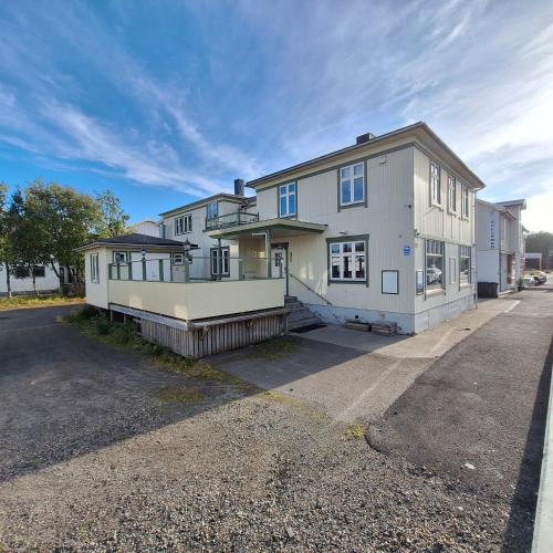 a large white house sitting on a street at Storgata 78, Leknes sentrum in Leknes