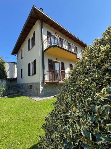 a house with a hedge in front of it at Marisa's home in Barni
