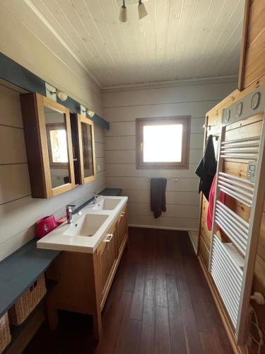 une salle de bain avec un lavabo et un miroir dans l'établissement Villa de charme en bois avec Piscine privée calme et proche de Toulouse, à Pibrac