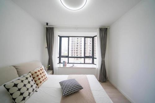 Ένα ή περισσότερα κρεβάτια σε δωμάτιο στο Sun great superior 2 bedrooms big house near YuYuan Garden