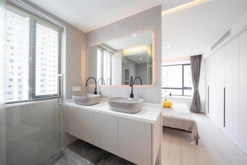 Ένα μπάνιο στο Sun great superior 2 bedrooms big house near YuYuan Garden