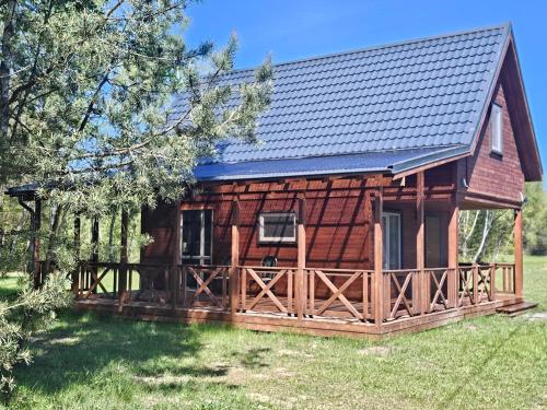 a log cabin with a gambrel roof at Domek letniskowy brązowy -całoroczny in Stegers