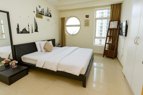Ένα ή περισσότερα κρεβάτια σε δωμάτιο στο Rooms For Girls in Marina Dubai, the best offer