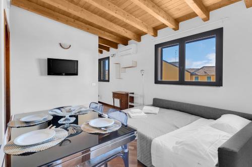 un soggiorno con un divano e un tavolo di Metro M2 e AC - Open Space moderno a Milano a Milano