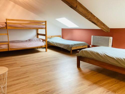 HeugasにあるGîte 10 personnes dans la Nature proche Océan Landesのウッドフロアのドミトリールーム 二段ベッド2台