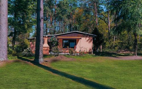 a small house in the middle of a yard at Ferienhaus Nachtigall in Schorfheide
