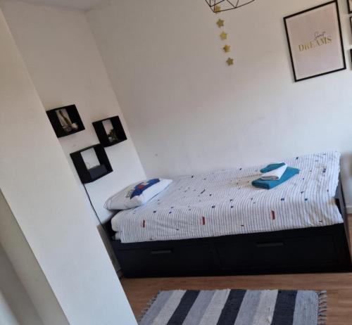 a small bedroom with a bed in a room at B&B 1 uit de 100 in Ghent