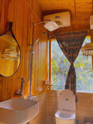 a bathroom with a toilet and a sink and a mirror at Ngũ Chỉ Sơn Trekking Sapa Homestay Local Experience in Sapa