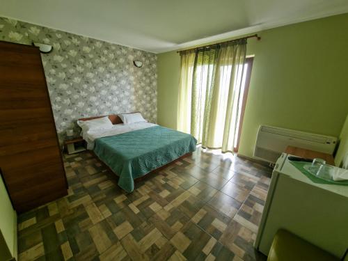 Ένα ή περισσότερα κρεβάτια σε δωμάτιο στο Casa Violeta-fara copii