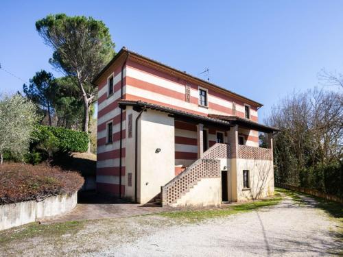 The building in which the holiday home is located