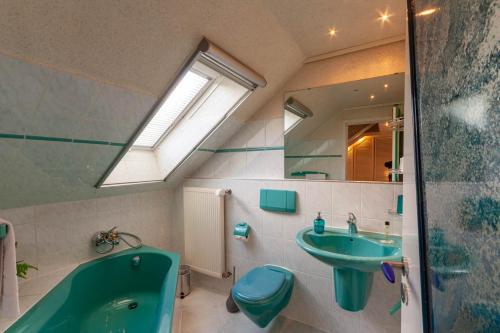 Bilik mandi di Ferienwohnung Kühl 3 mit Balkon, Sauna und Fitnessraum