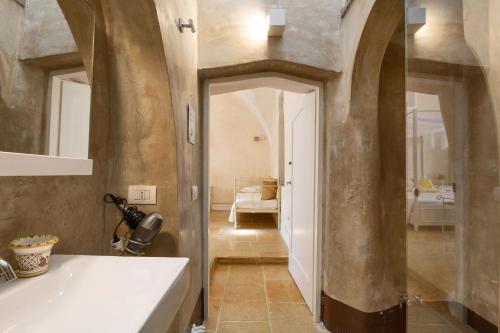 Koupelna v ubytování Masseria Li Capperi by Perle di Puglia