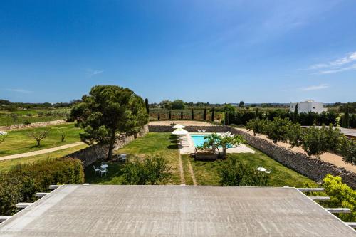 Masseria Li Capperi by Perle di Pugliaの敷地内または近くにあるプール