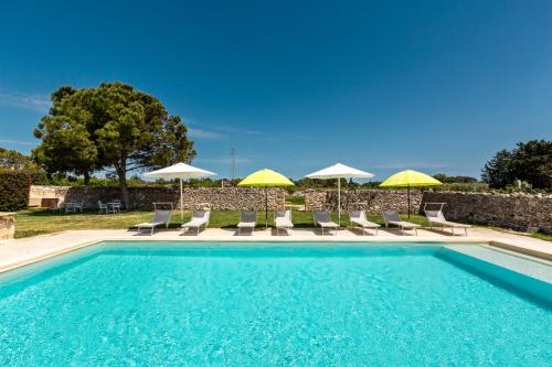 Masseria Li Capperi by Perle di Pugliaの敷地内または近くにあるプール