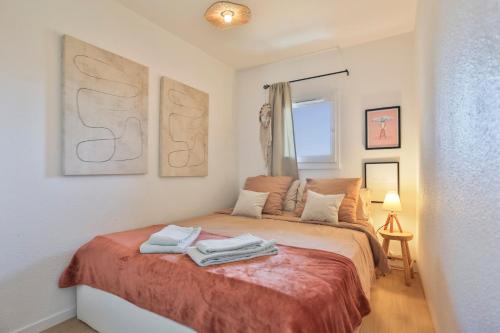 une chambre avec un lit avec deux serviettes dessus dans l'établissement La petite escapade - Cosy - Vue Port, à Les Sables-dʼOlonne