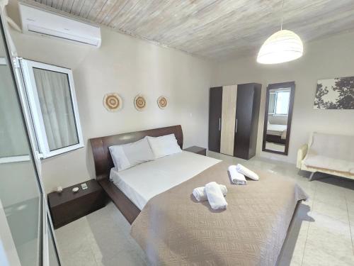 a bedroom with a bed with towels on it at Casa Di Oliva 2 in Vergia