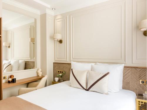 une chambre avec un lit blanc et une chaise dans l'établissement Merveil - Luxury Suite - Marais - Caire I, à Paris