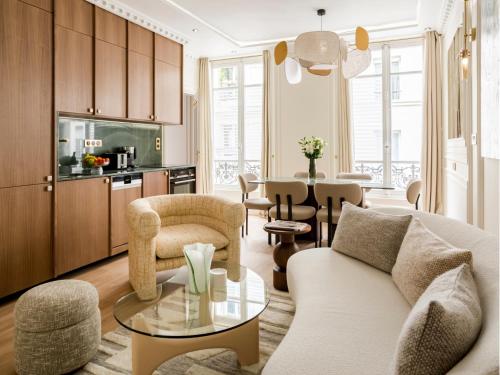 un salon avec un canapé, des chaises et une table dans l'établissement Merveil - Luxury Suite - Marais - Caire I, à Paris