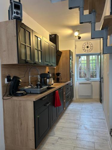 une cuisine avec un évier et un plan de travail dans l'établissement Le Triplex Ruthénois, Pet Friendly, HyperCentre, WisdhomeConciergerie, à Rodez