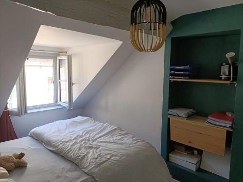 une chambre avec un lit blanc et une fenêtre dans l'établissement Le Triplex Ruthénois, Pet Friendly, HyperCentre, WisdhomeConciergerie, à Rodez