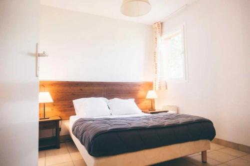 - une chambre avec un lit et une croix sur le mur dans l'établissement Villa 3 étoiles - Piscine - eeidhb, à Prayssac