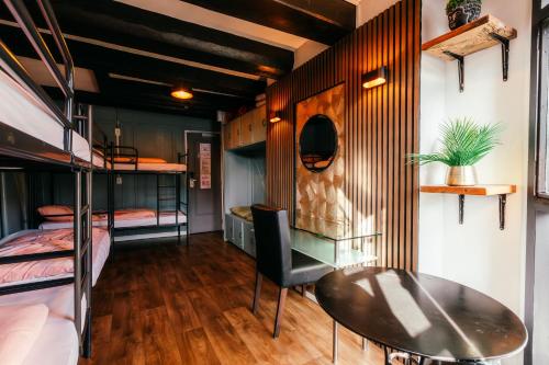 Ruang duduk di Amsterdam Downtown Hotel Canal View