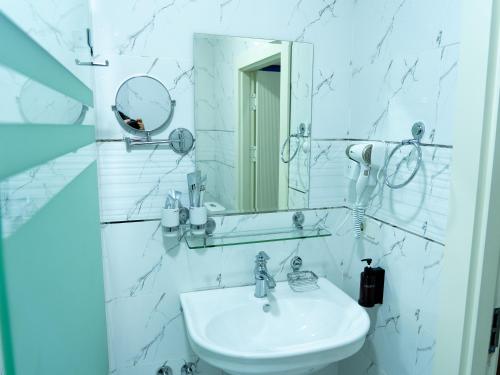 Ένα μπάνιο στο Express Tashkent Hotel&Spa