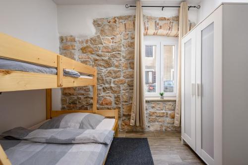 En eller flere senge i et værelse på CENTER house with apartments