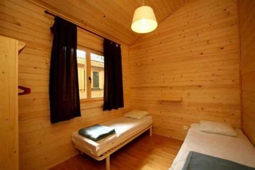 Habitación con 2 camas en una cabaña de madera en Chalet - Piscine - ef0aae, en Porto Vecchio