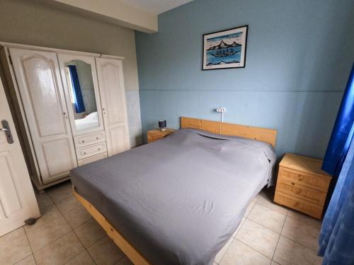 a small bedroom with a bed and a window at Kasa Amizade in Prainha