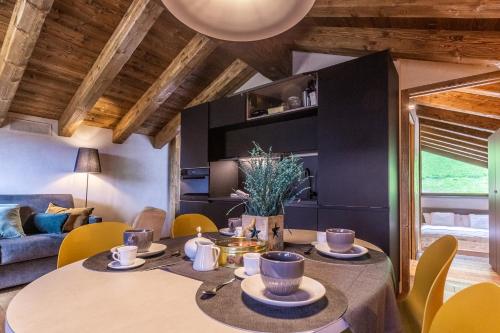 Χώρος καθιστικού στο HelloCHALET Valtournenche - Pessey Chalet - 2 Apartments near lift with Garden and Mountain View